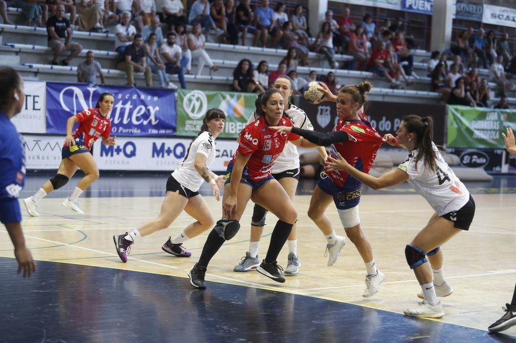 Anthía Espiñeira lanza a portería en un partido anterior del Porriño.