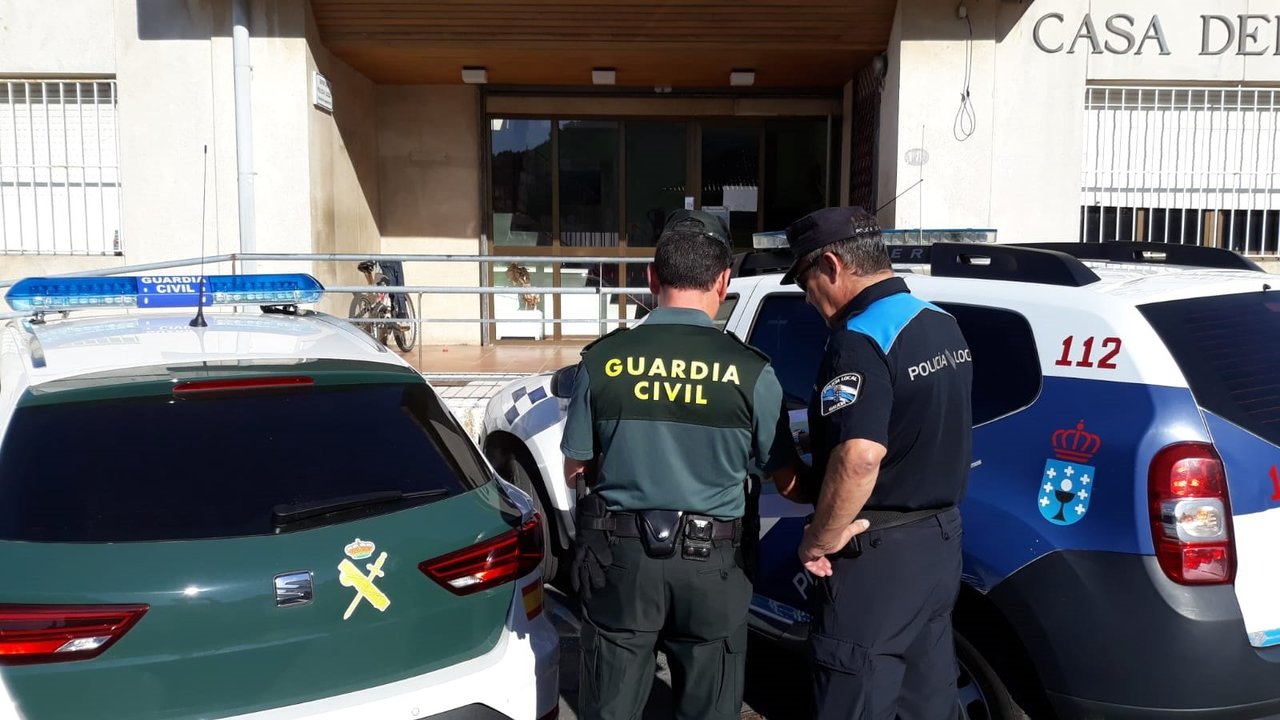 Guardia Civil de Marín y  la Policía Local de Bueu