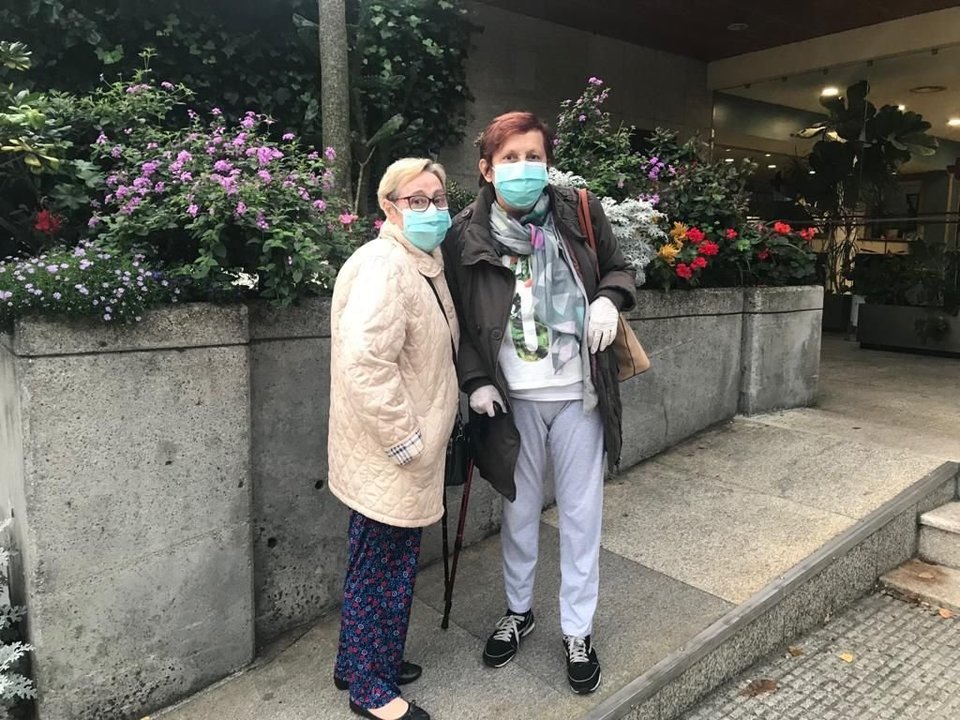 Peregrina Lorenzo (izquierda) y Mercedes Ruiz, a la puerta del hotel de pacientes de A Coruña.