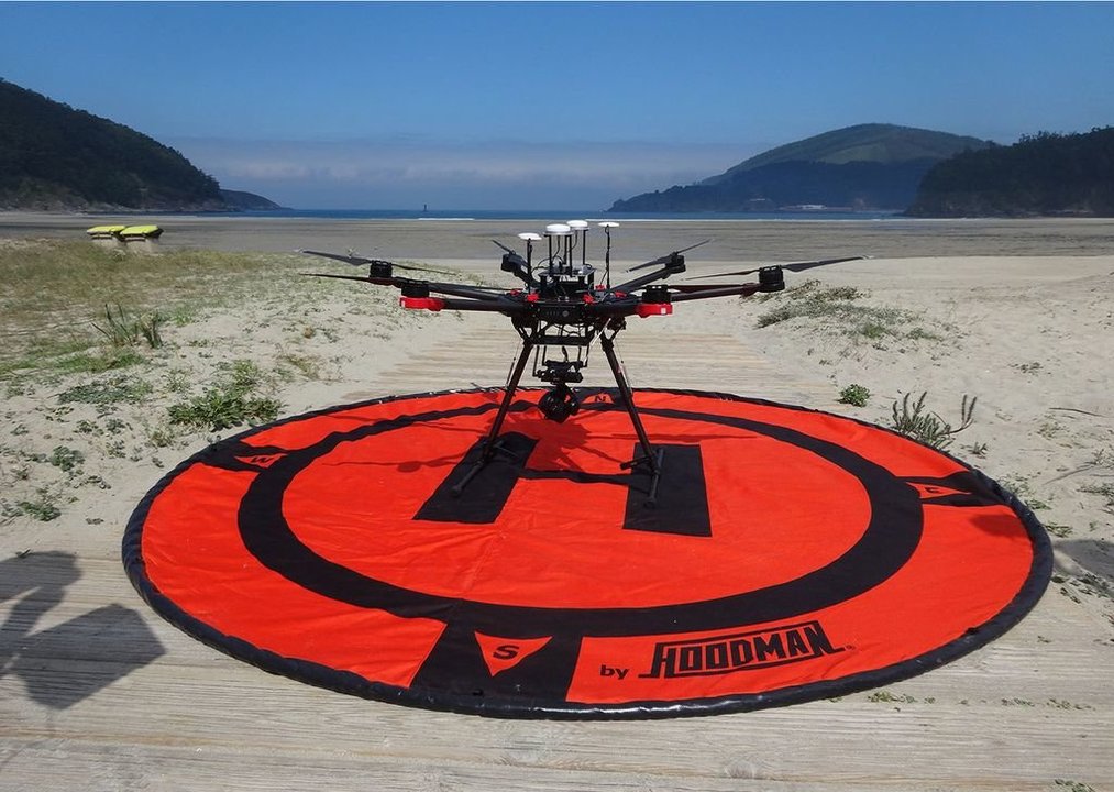 Un dron de la Universidad realizando pruebas en el litoral vigués. Vigo, primera universidad de España con permiso de vuelo.