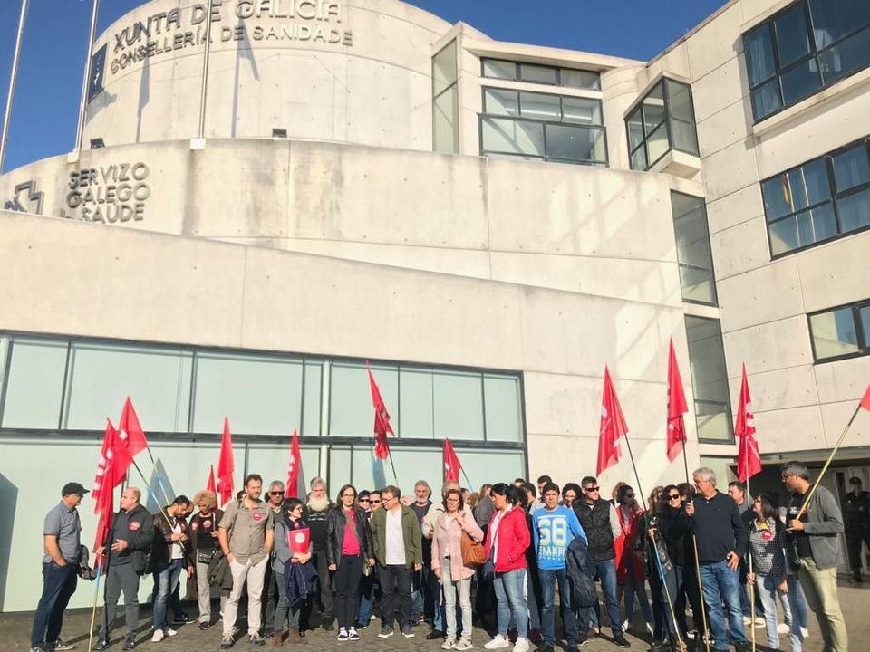 Trabajadores de Povisa y representantes de la CIG protestaron en el Sergas.
