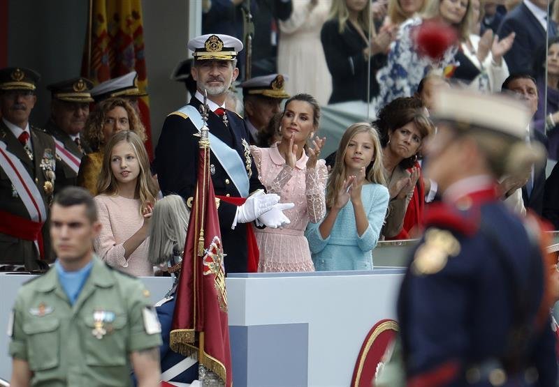 La princesa Leonor (i), el rey Felipe VI, la reina Letizia, y la infanta Sofía (d), en el madrileño Paseo de la Castellana