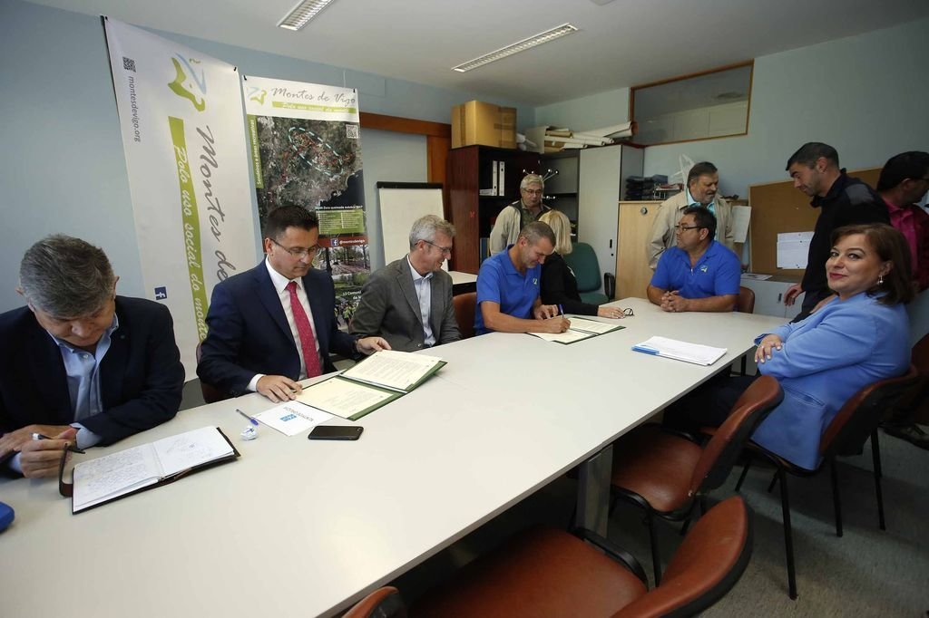 El conselleiro José González, Alfonso Rueda y Uxío González en la firma de un convenio este viernes.