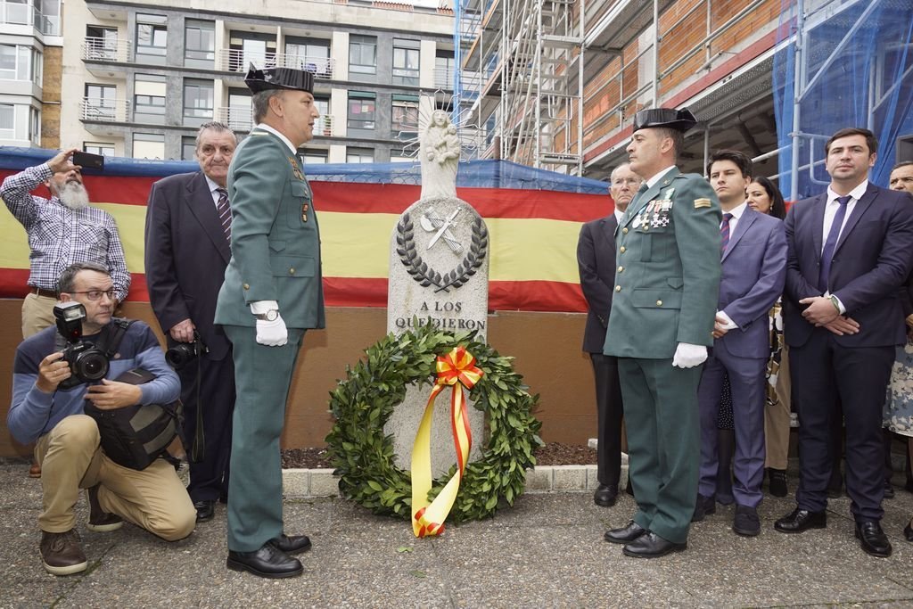 Momento de la ofrenda en homenaje a los caídos de la Guardia Civil.