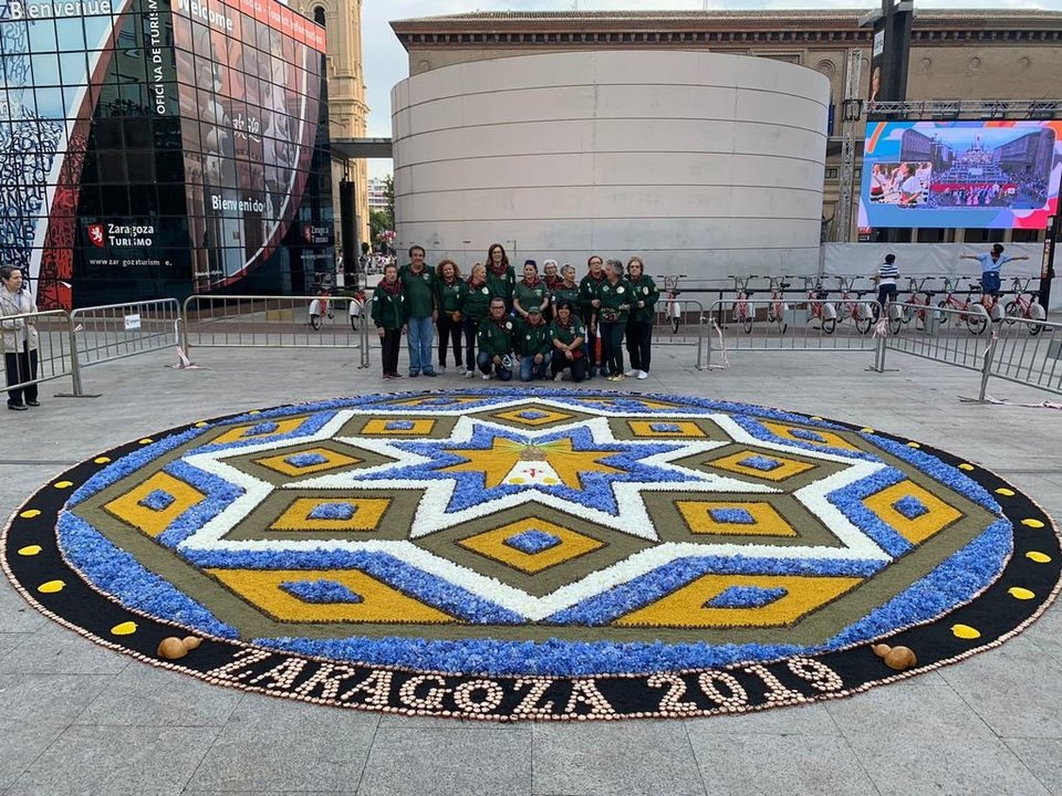 Los alfombristas de Ponteareas, ayer en Zaragoza,  ante la alfombra dedicada a la &#39;Pilarica&#39;
