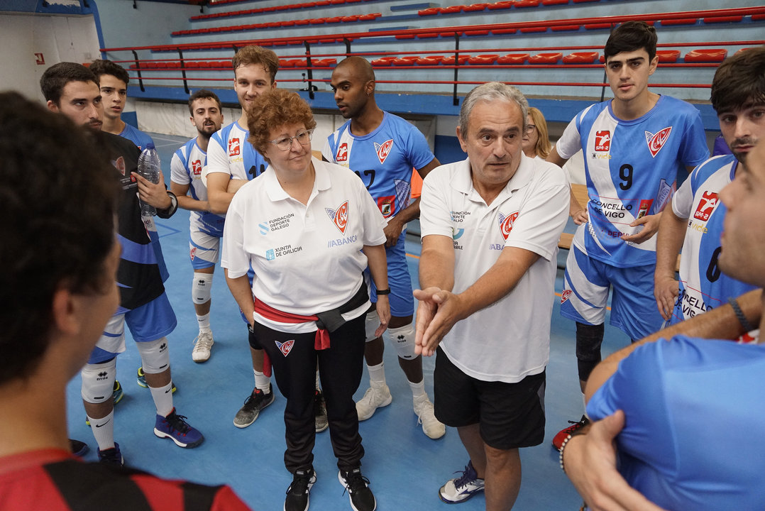 El Club Vigo Voleibol obtuvo ayer el triunfo ante el Bruxas en el primer encuentro de liga