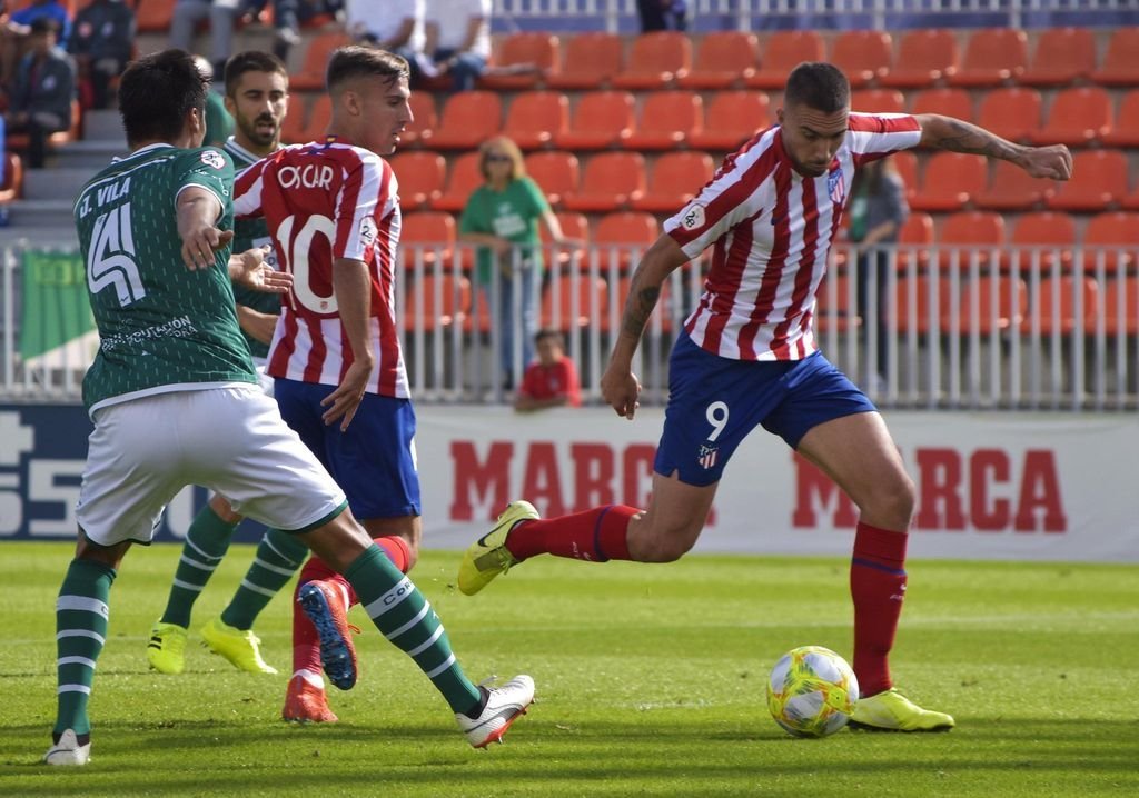 Jonathan Vila y Antón tratan de frenar al delantero del Atlético de Madrid B Darío Poveda, autor del segundo gol rojiblanco.