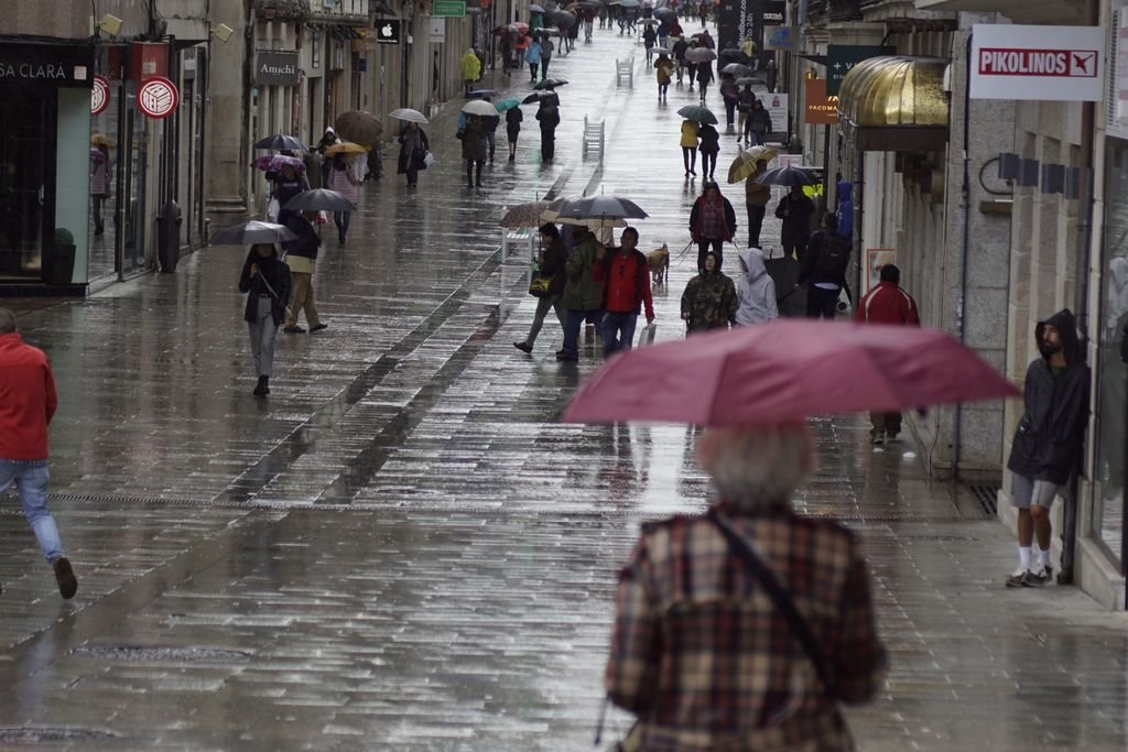 Los paraguas volvieron ayer a las calles de Vigo, que vivió una jornada de intensa lluvia.
