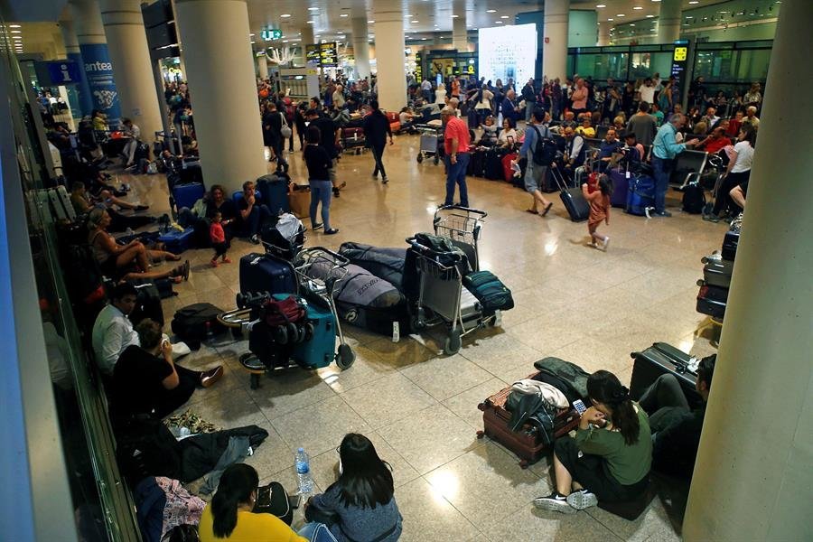 Cientos de viajeros permanecen atrapados en el Aeropuerto de El Prat