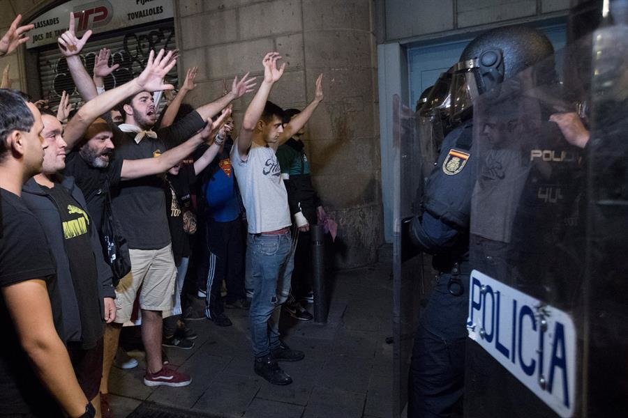 Manifestantes concentrados en la Via Laietana de Barcelona protestan frente a miembros de la policía nacional