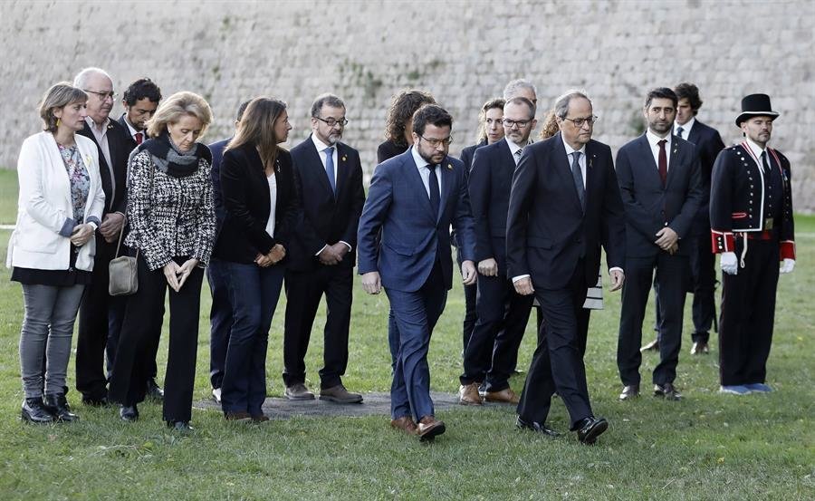 El presidente de la Generalitat, Quim Torra (3d), acompañado del vicepresidente del Govern i conseller de Economía, Pere Aragonès (4d), y del resto del ejecutivo