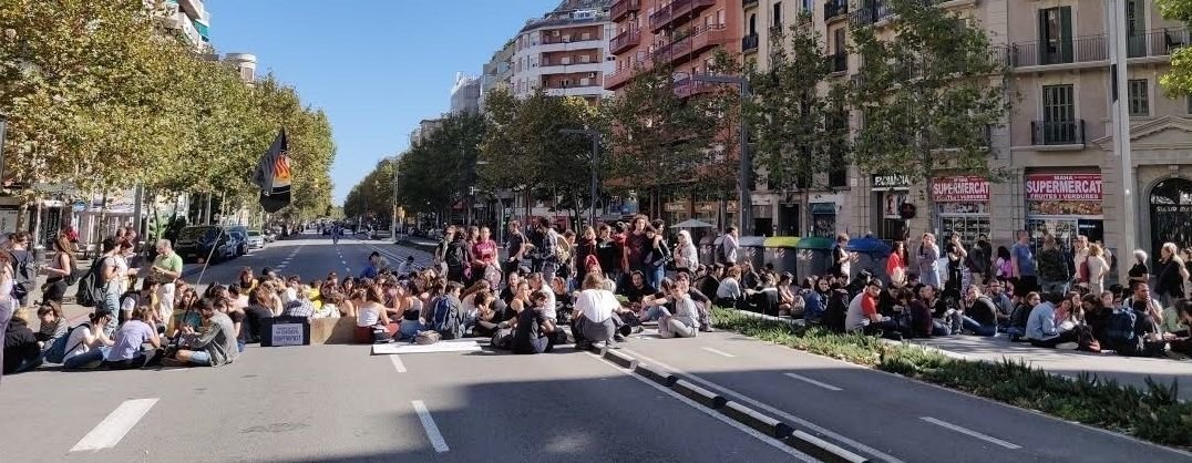 Manifestantes independentistas cortan la avenida Paral·lel de Barcelona