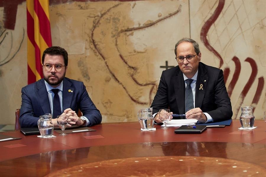 El presidente de la Generalitat, Quim Torra (d), junto al vicepresidente del Govern y conseller de Economía, Pere Aragonès (i)