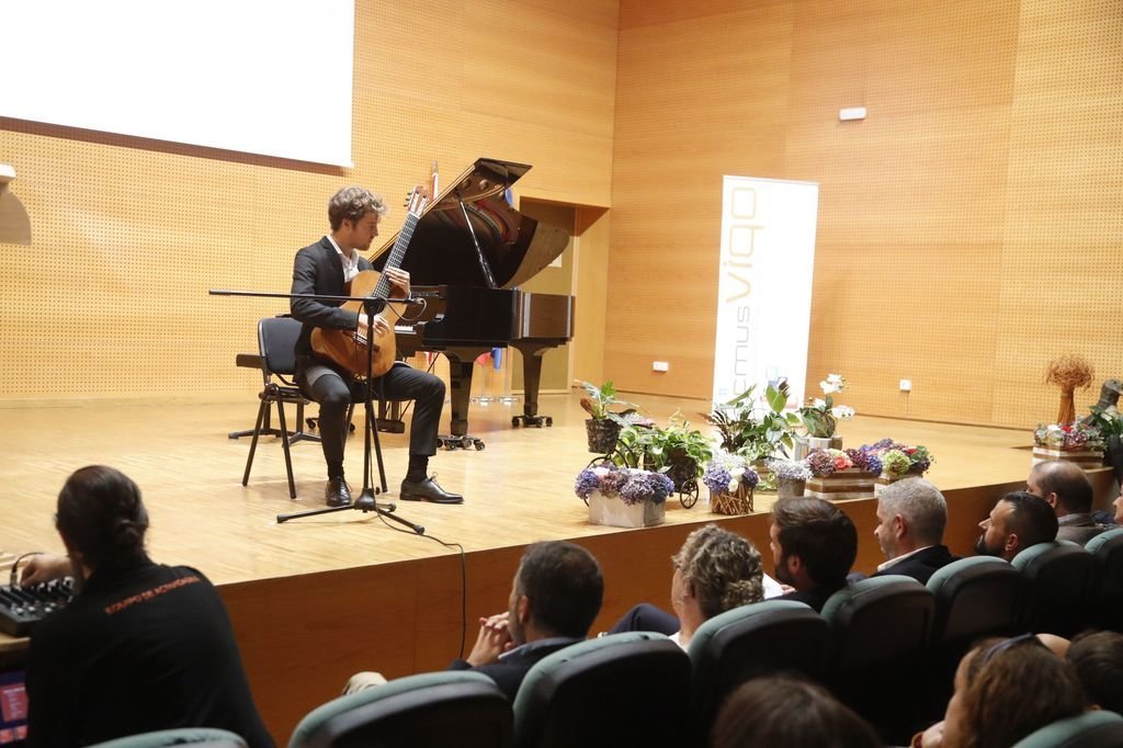 El Conservatorio de A Miñoca inauguró el curso con la actuación de dos ex-alumnos.