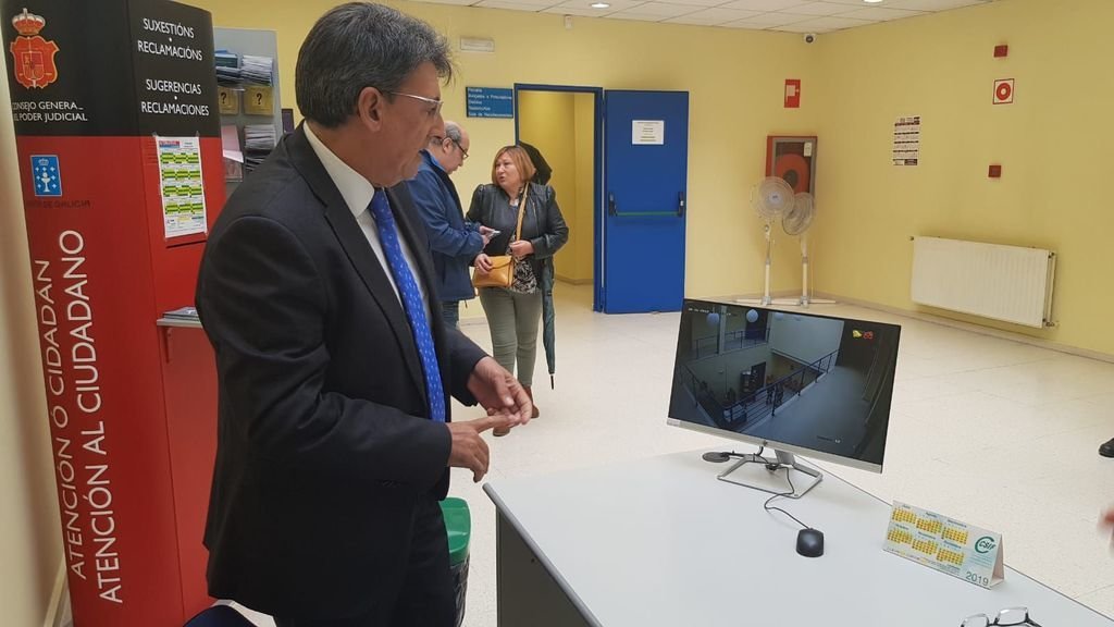 El director de Xustiza, Juan José Martín, ayer en la visita a los juzgados, donde comprobó que la seguridad había mejorado.