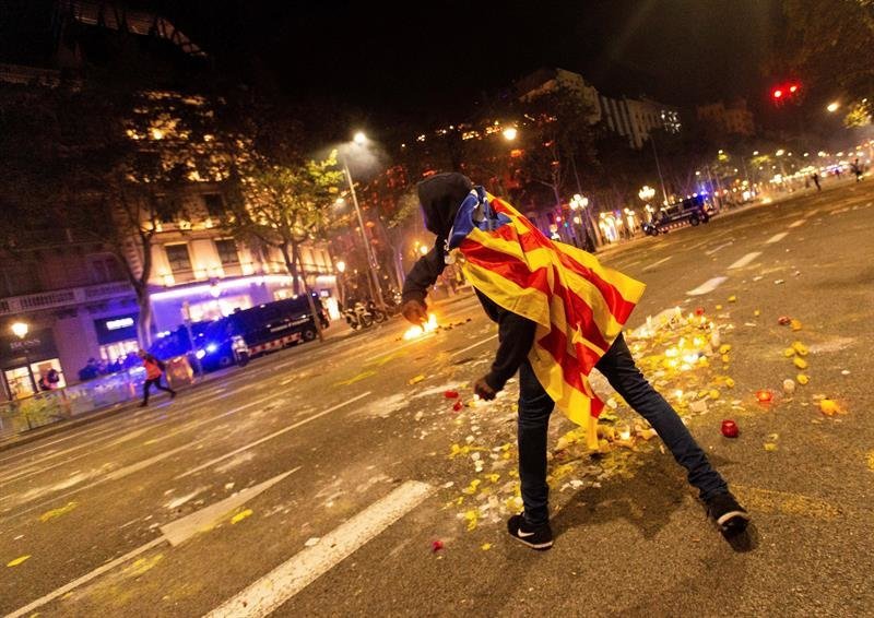Un manifestante se enfrenta a los Mossos de Escuadra junto a la Delegación del Gobierno en Barcelona