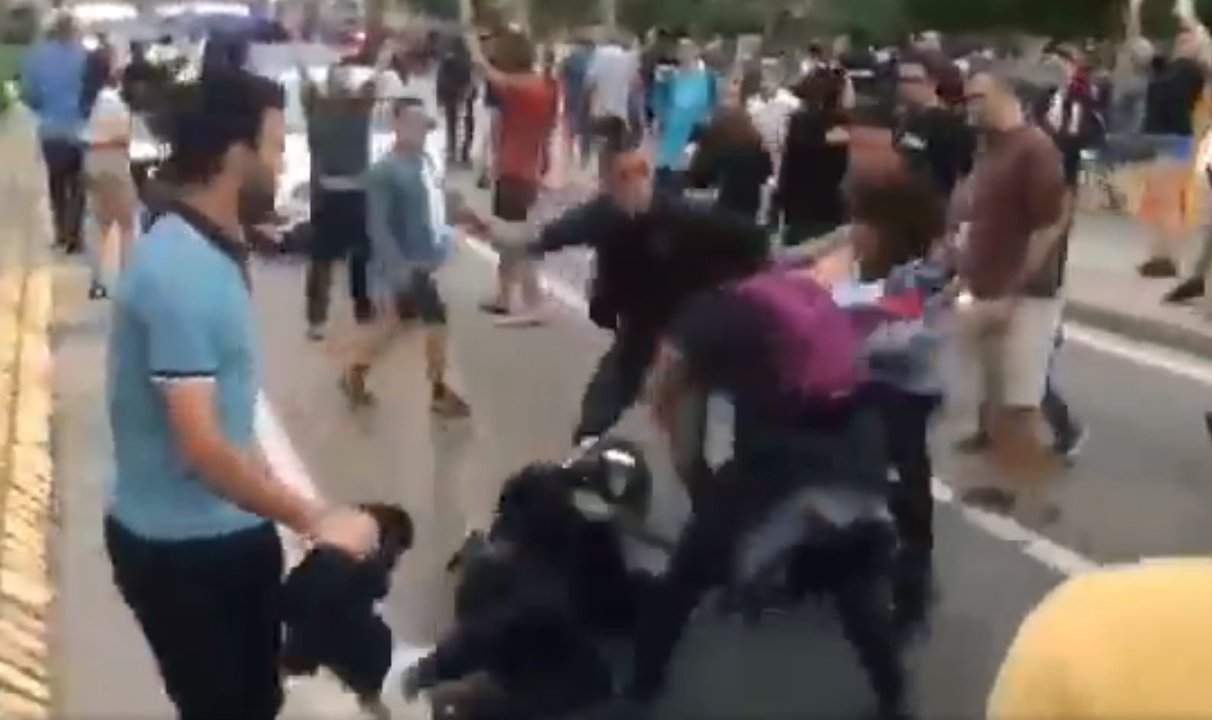 Un guardia civil de paisano rescata a una mossa acorralada por manifestantes