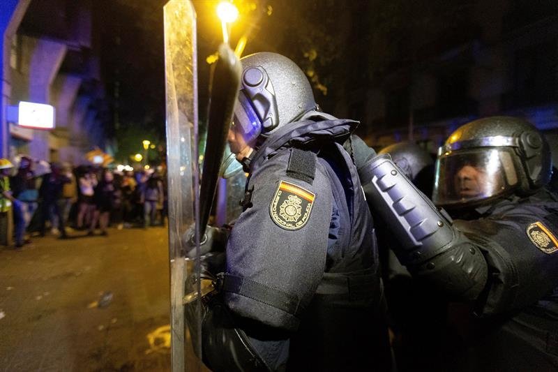 La policía protege la Delegación del Gobierno de Barcelona