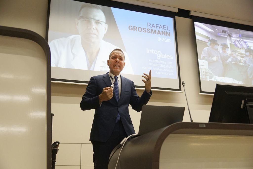 El doctor Rafael Grossmann, ayer, dando una charla en el hospital Álvaro Cunqueiro.