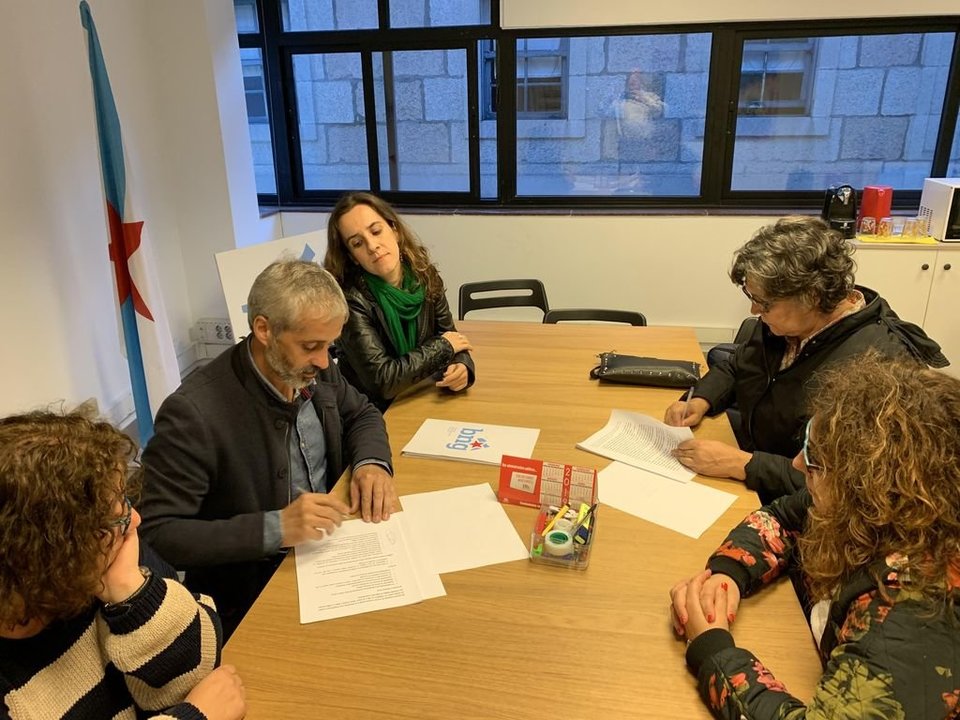 Eva Gacía y Pedro Pereira firmando el pacto de gobierno en la sede del BNG .