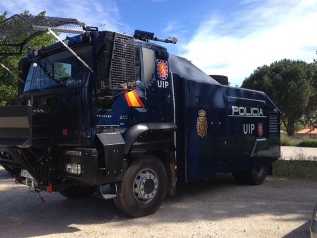 Imagen del camión lanza agua de la Policía Nacional