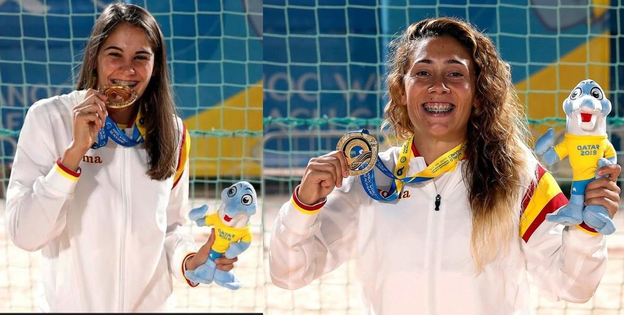 Carol González y Sara Tui posan con la medalla de oro que conquistaron en el Mundial de Catar.