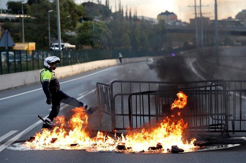 Una barricada de fuego corta la Ronda de Dalt de Barcelona a primera hora de hoy viernes