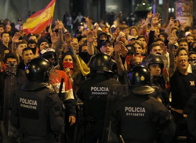 Unos 300 miembros de la ultraderecha se manifiestan para defender la unidad de España