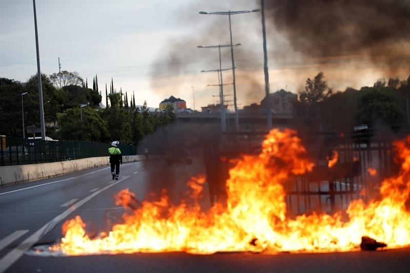 Una barricada de fuego corta la Ronda de Dalt de Barcelona