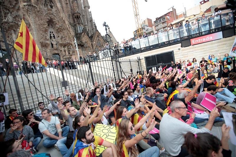 Centenares de personas protagonizan una sentada ante la Sagrada Familia de Barcelona