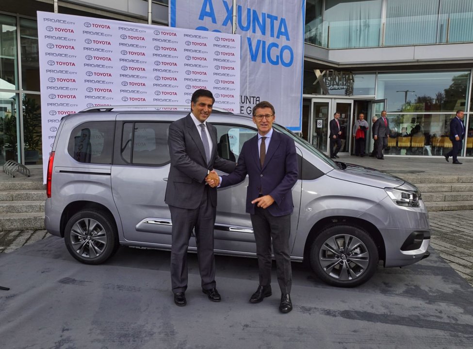 El presidente de Toyota España y de la Xunta con la nueva furgoneta que fabrica PSA Vigo.