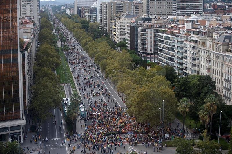 Miles de personas que participan en las &#34;Marchas por la libertad&#34; entran en Barcelona por la Diagonal