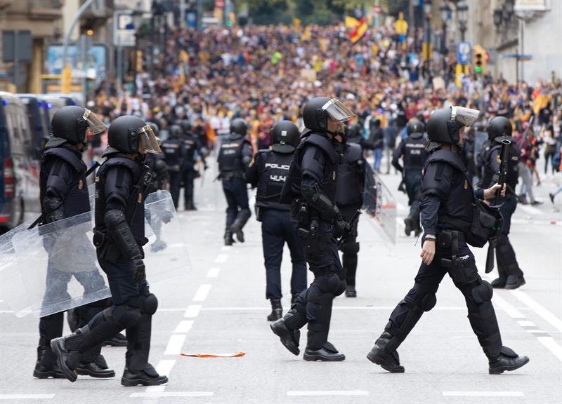Agentes antidisturbios durante las protestas que se están produciendo ante la comisaria de la Policía Nacional de Via Laietana, en Barcelona