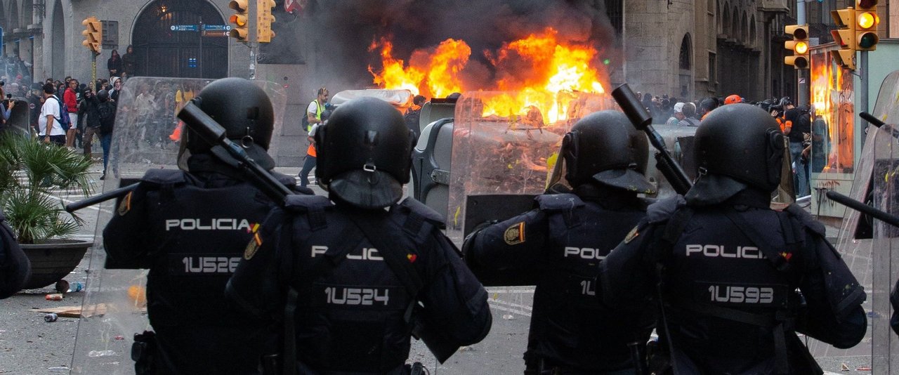 Agentes antidisturbios durante las protestas que se están produciendo ante la comisaria de la Policía Nacional de Via Laietana, en Barcelona