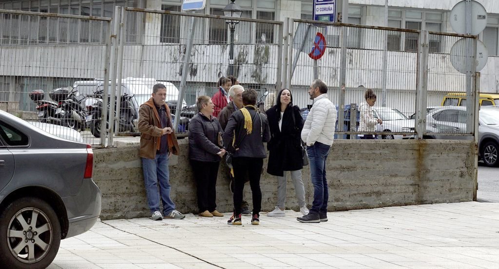 Varios de los comerciantes procesados a las puertas del Juzgado de Vigo, ayer.