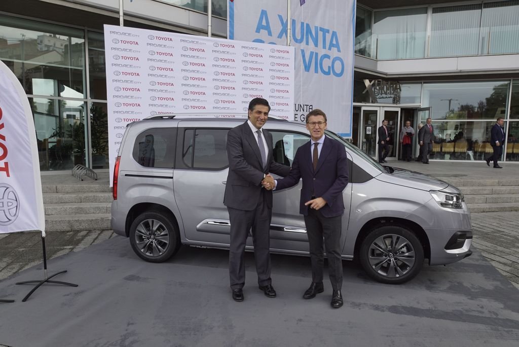 El presidente de Toyota España, Miguel Carsi, con Feijóo ante la nueva furgoneta que fabrica PSA Vigo.