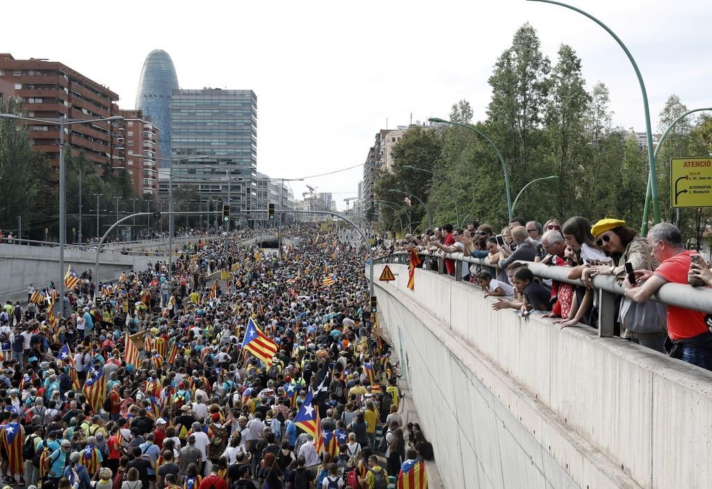 Miles de personas participaban ayer en Barcelona en las marchas y la concentración contra la sentencia del &#34;procés&#34;.