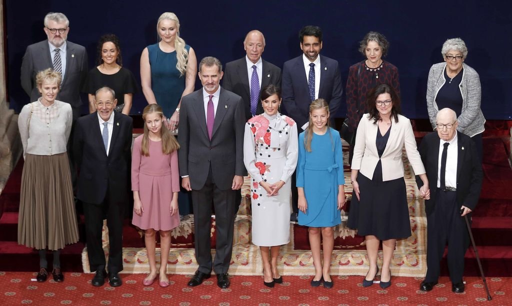 Los reyes y sus hijas posan con los galardonados de los Premios Princesa de Asturias 2019.