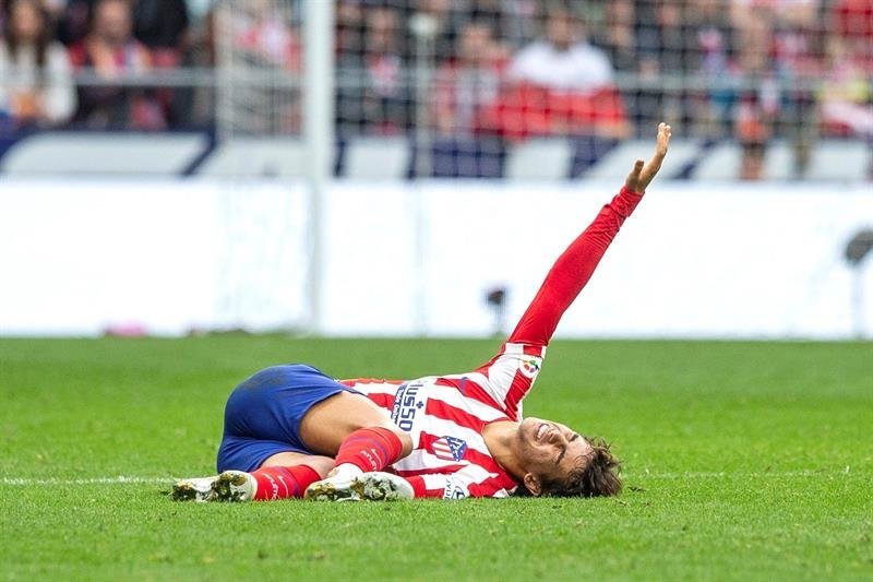 El delantero portugués del Atlético de Madrid, Joao Félix, se lamenta tras sufrir una lesión en su tobillo