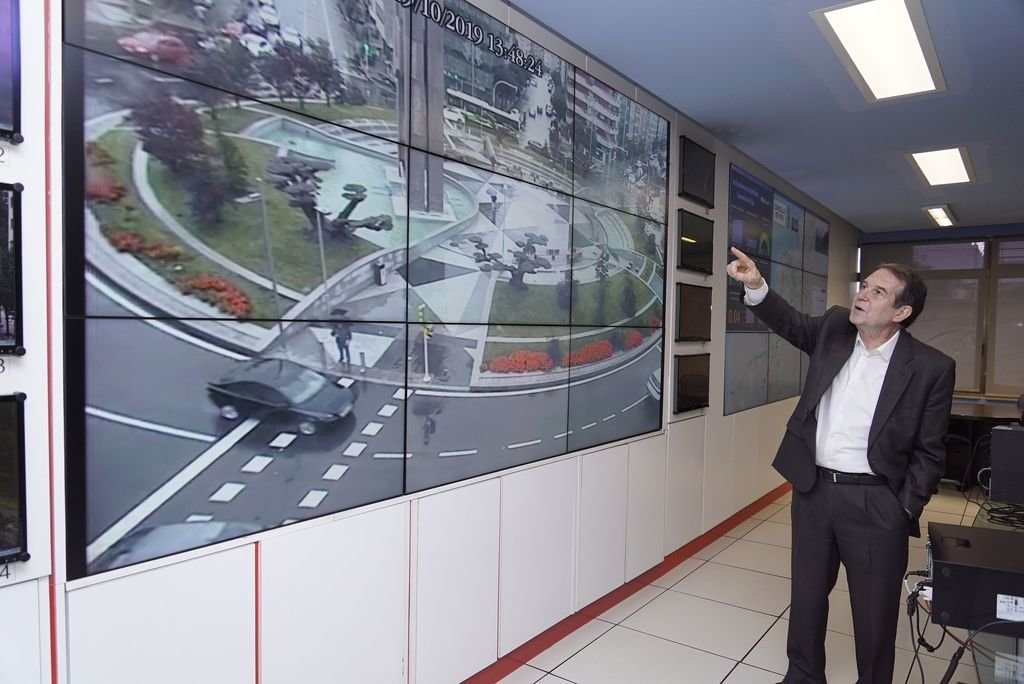 El alcalde Abel Caballero en la sala de control de tráfico con la imagen de la Plaza de América.