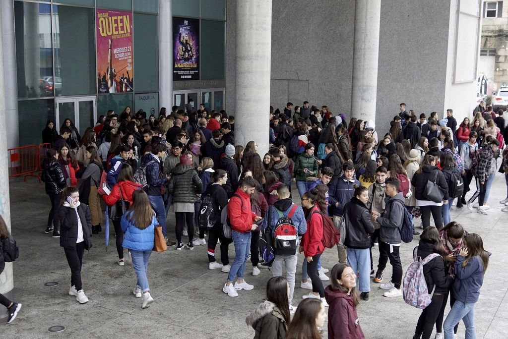 Numerosos jóvenes se dieron cita ayer en la taquilla del Mar de Vigo por sus entradas.