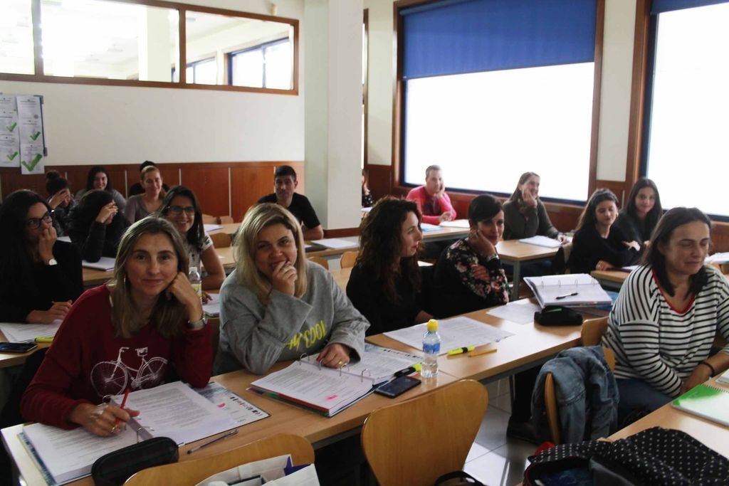 Una de las aulas de Academia Postal, con los alumnos que preparan el temario de la Xunta.