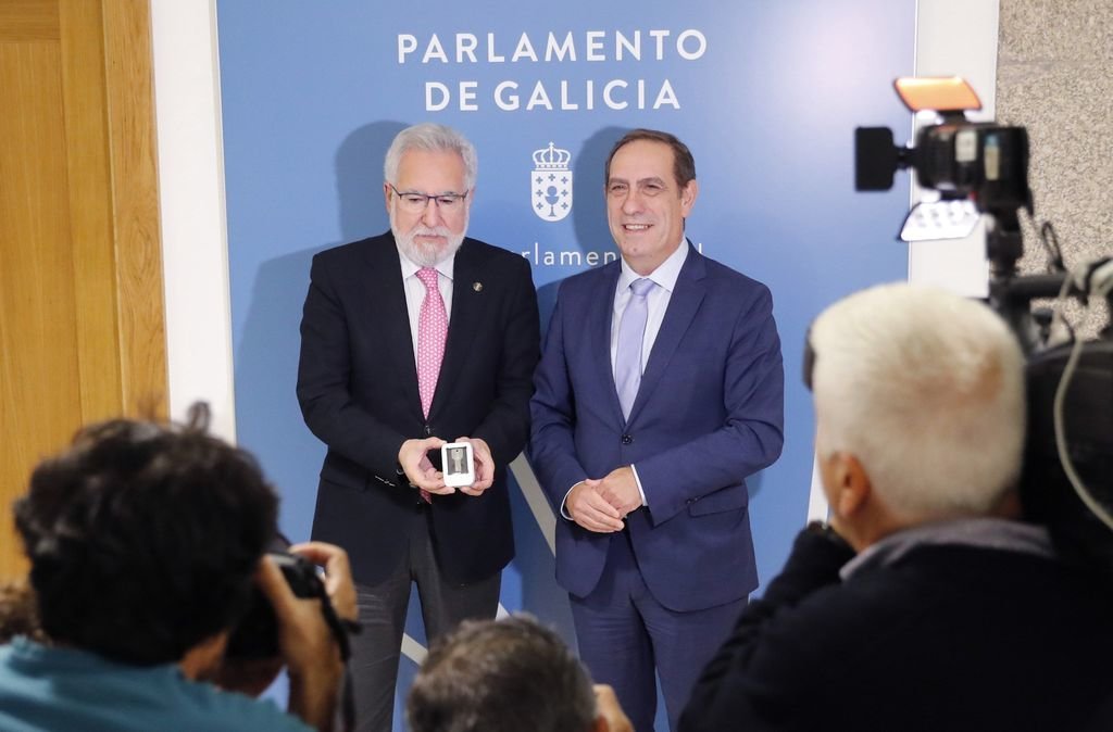 Santalices y Martínez, durante la entrega de los presupuestos del 2020 al Parlamento.