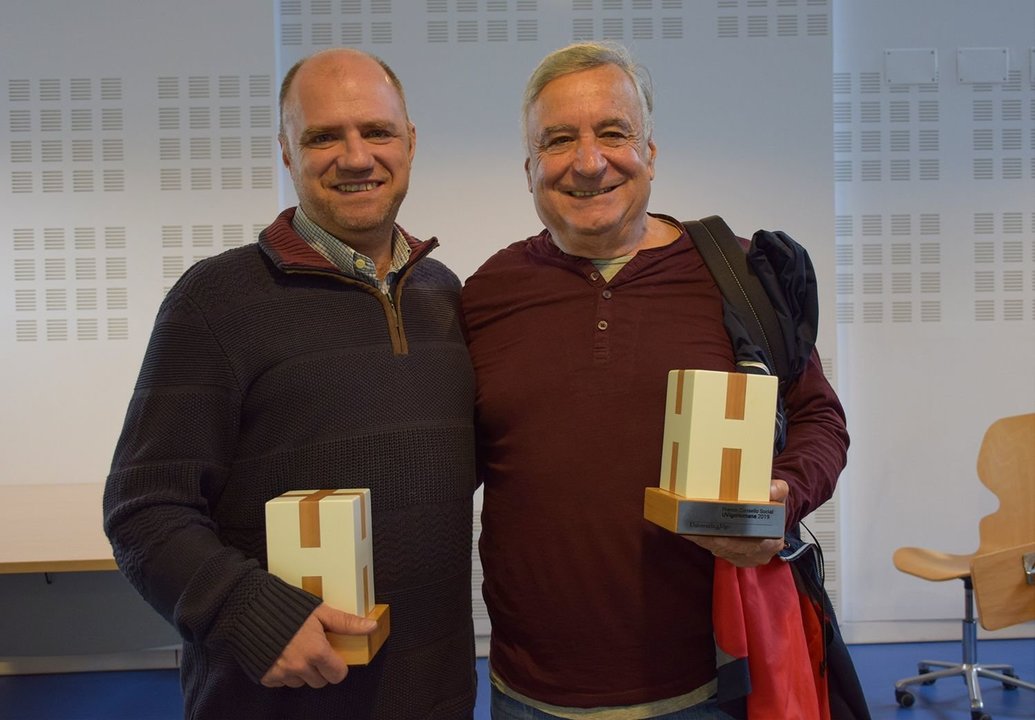 José María Vara y Antón Bouzas con el primer premio Consello Social UVigo-Humana