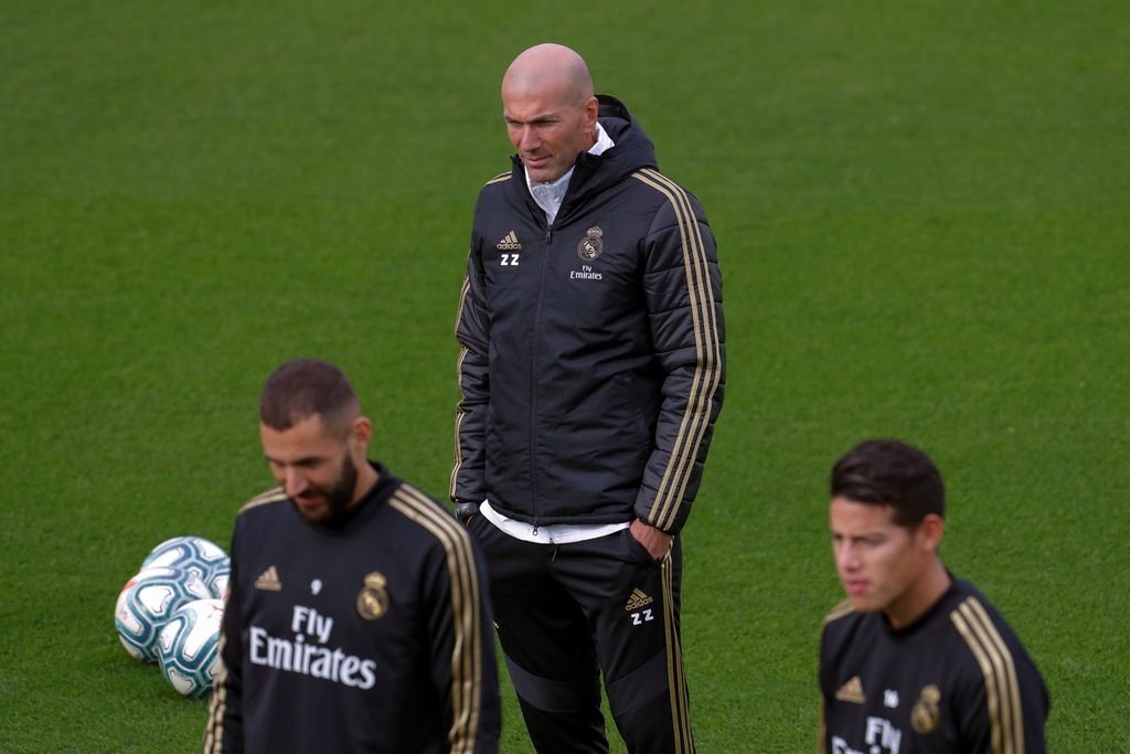 Zinedine Zidane, con Benzema y James Rodríguez, en un entrenamiento de la semana pasada.