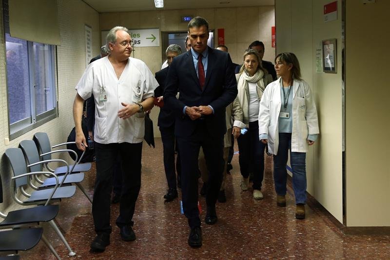 Pedro Sánchez (c) conversando con los médicos tras su visita a los agentes heridos