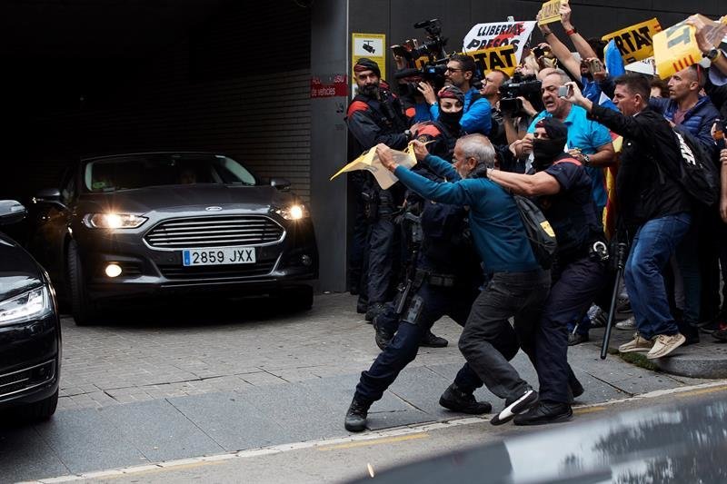 Varios manifestantes increpan al presidente del Gobierno en funciones, Pedro Sánchez, a su salida en coche del hospital de Sant Pau de Barcelona