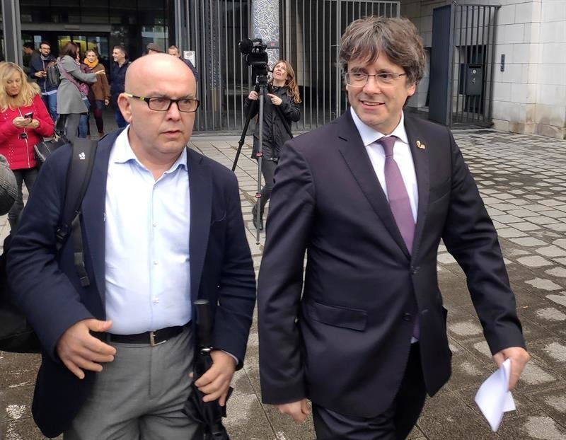 Carles Puigdemont, huido en Bélgica desde 2017, acompañado de su abogado, Gonzalo Boyé