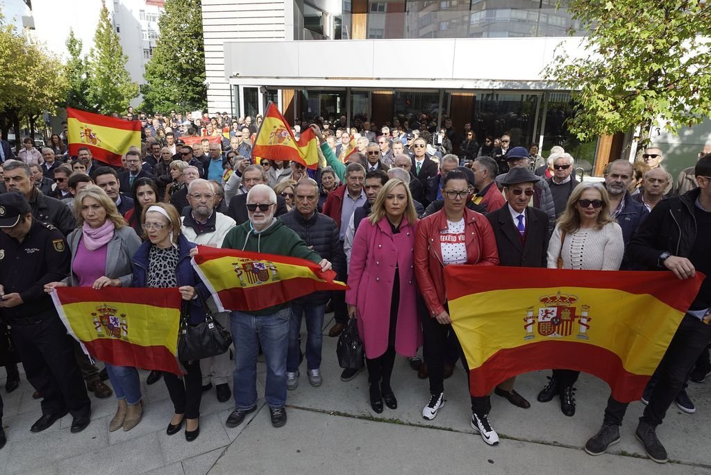 Concentración masiva ayer a las puertas de la Comisaría de Vigo, en apoyo de la actuación policial en Cataluña.