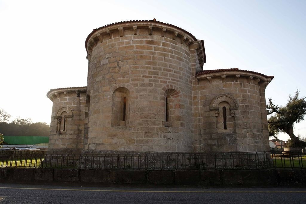 La iglesia de San Salvador de Coruxo se ha convertido en parada obligada del Camino Portugués por la Costa.